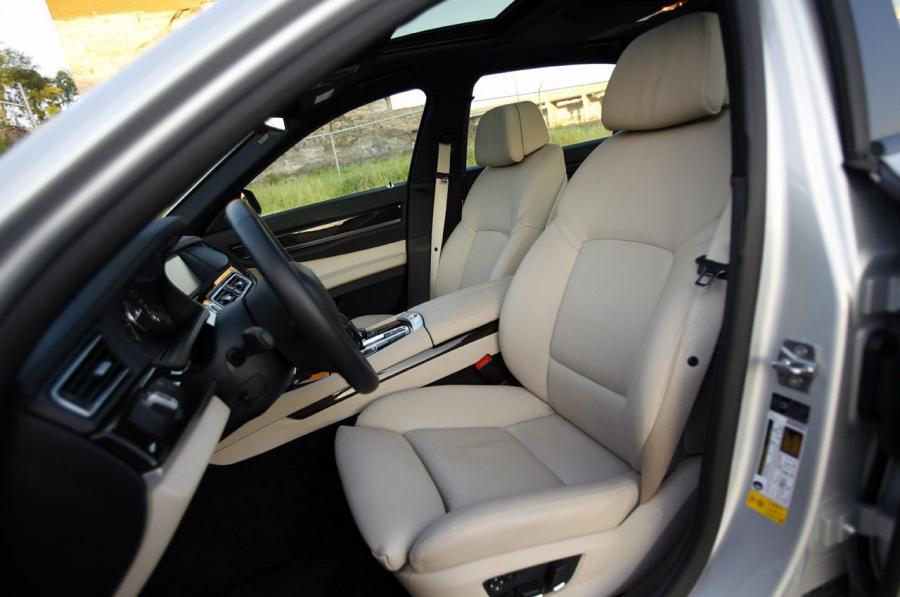  BMW 740Li 2011 года  (фото 32 из 48)